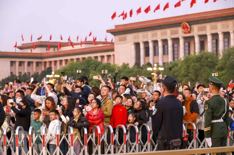 5月1日5时15分，升国旗仪式正式开始。北京警方供图