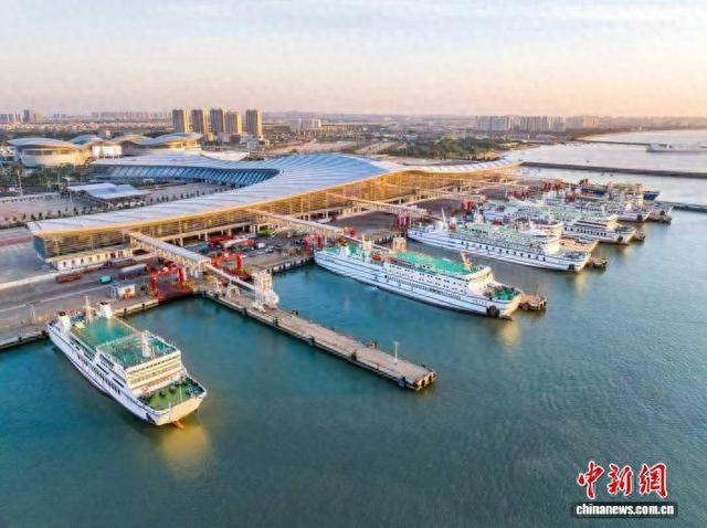 2026年5月1日，琼州海峡客滚运输量创同期历史新高。赵卓 供图
