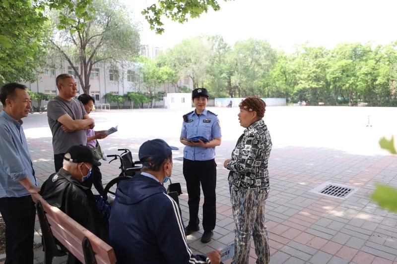 马大姐（最右）和邻居们分享自己的经历。大兴警方供图