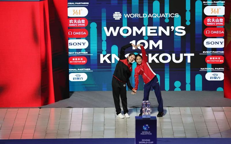 蒋林静（右）获得女子单人10米台金牌。新京报记者 王飞 摄