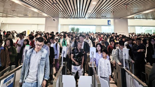 旅客在义乌站第2检票口有序检票乘车。曹宇 摄