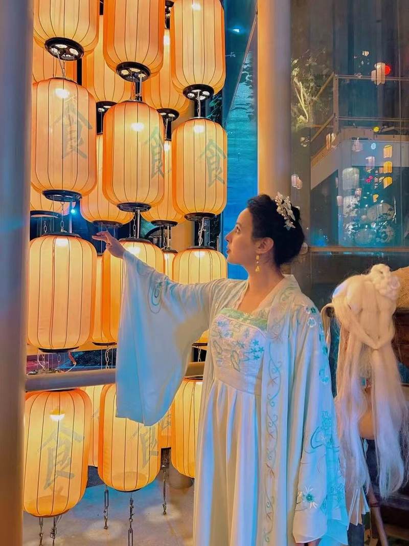 宝云身穿汉服体验中国文化。受访者供图