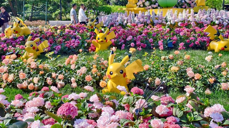 5月5日，上海花卉节联动宝可梦打造“宠物小精灵游乐园”：二次元粉丝感受童趣治愈卡通与浪漫花海美景。图/ic
