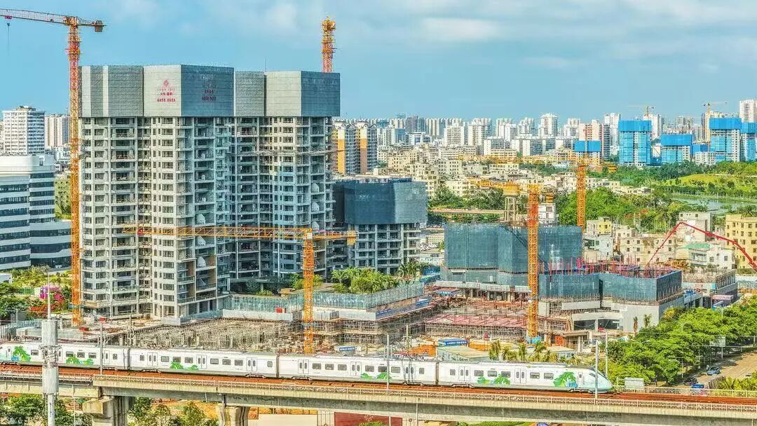 5月6日，空中俯瞰海口丁村片区城市更新项目二期（大华·星屿）建设现场。海口市融媒体中心记者 康登淋 摄