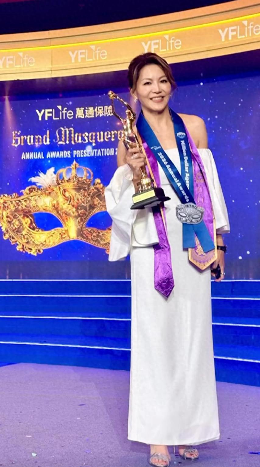 林晓峰前妻转行卖保险业绩创新高,拿大奖满面春风,年收入250万|康子妮|离婚|会员|艺人|闪婚_新浪娱乐_新浪新闻