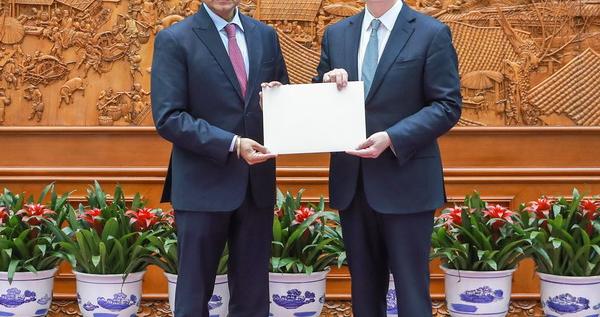 洪磊接受印度新任驻华大使递交国书副本