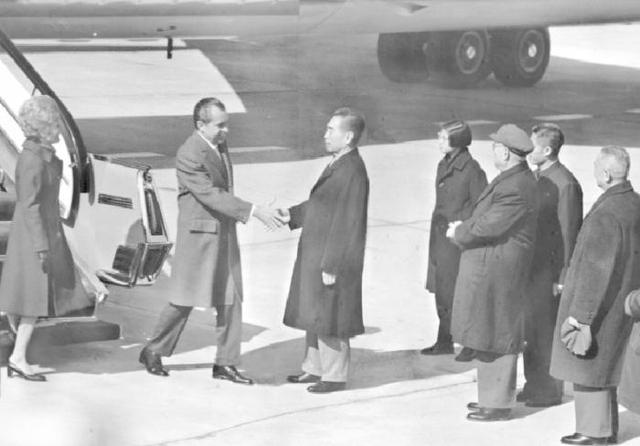 资料图：1972年2月21日，时任美国总统尼克松到达北京。新华社发