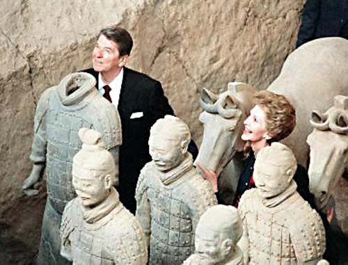 资料图：图为1984年4月时任美国总统里根和夫人南希参观陕西秦始皇陵兵马俑。图片来源：新华网