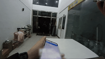 ▲毛凯泽与民警配合