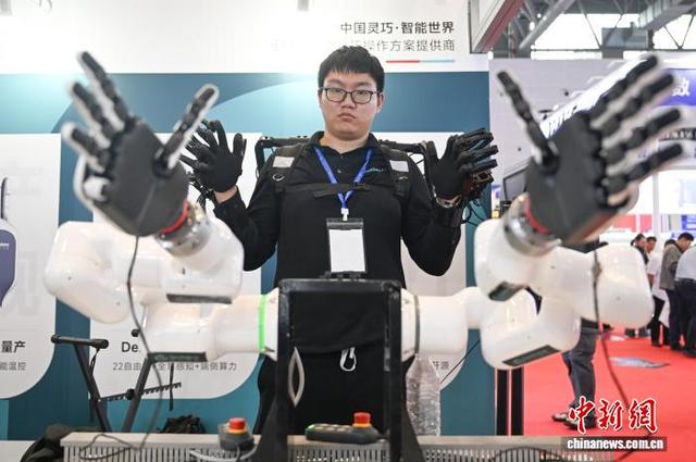 5月14日，工作人员操控机器人手臂做出各类动作。中新社记者 王刚 摄