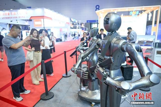 5月14日，机器人乐队演绎吸引参观者。中新社记者 王刚 摄