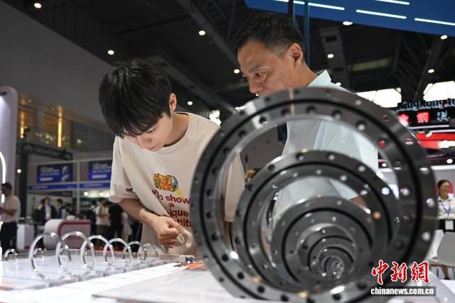 5月14日，机器人零部件吸引参观者。中新社记者 王刚 摄