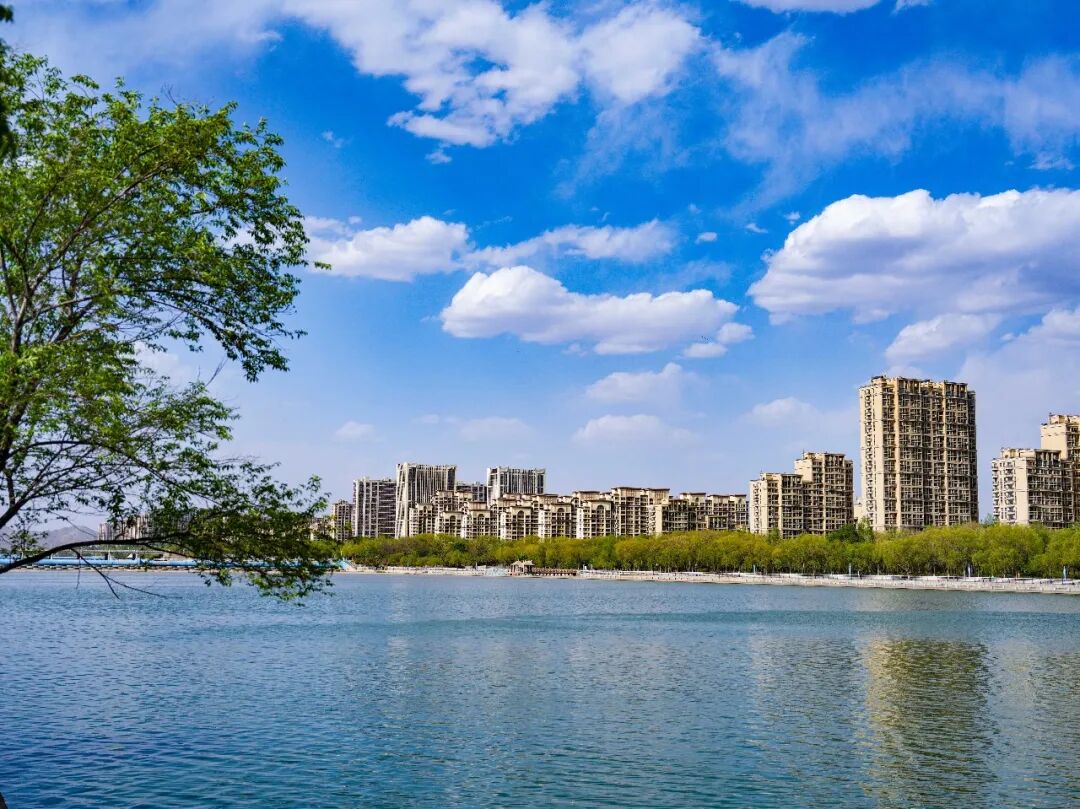 初夏时节，包头市昆都仑河畔风光旖旎、景致怡人