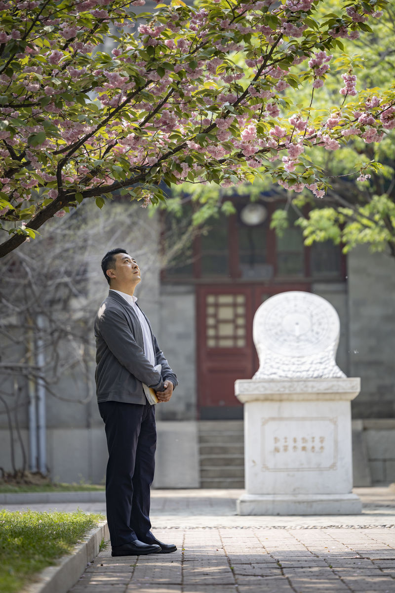 孔新峰在中央民族大学校园。新京报记者 王远征 摄
