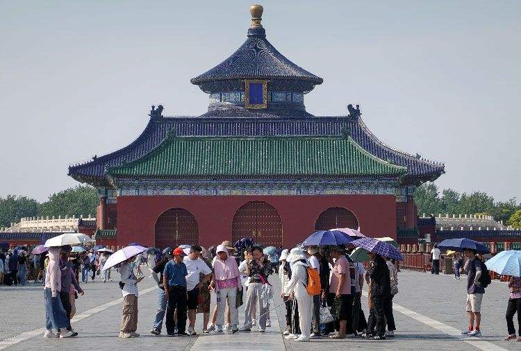 天坛公园，游客在丹陛桥上游览。资料图片/新京报记者 李木易 摄