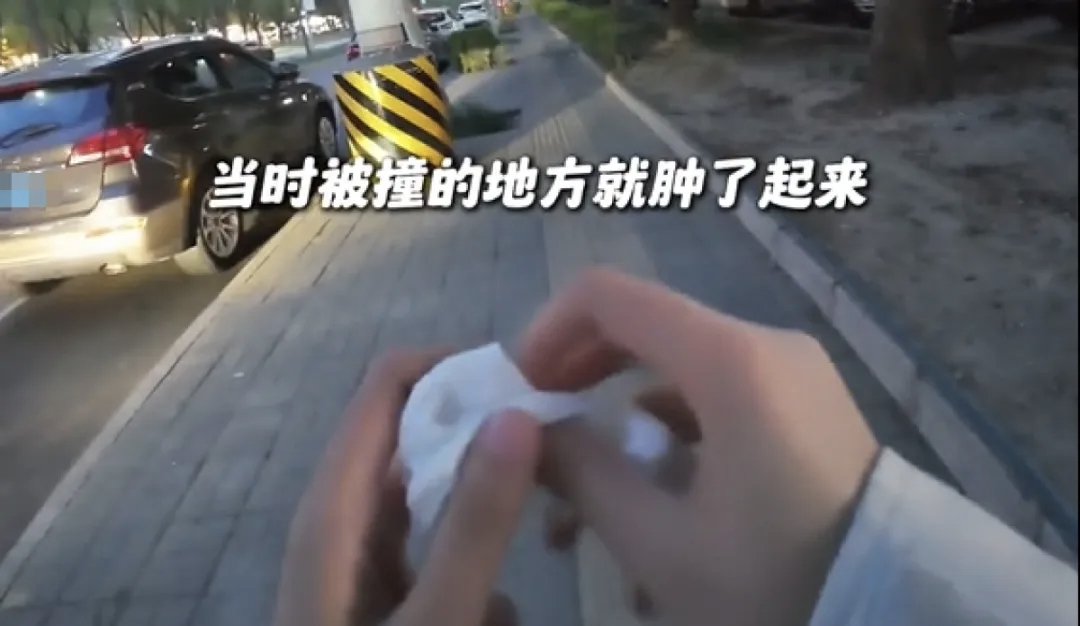 “盲人女孩被撞”是摆拍，法律不纵容不姑息 | 新京报快评