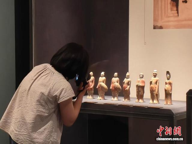 5月14日，游客在河北省邯郸市磁县的北朝考古博物馆内参观。 王夏菲 摄