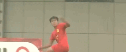 第67分钟，袁博涵突入禁区被绊倒，主裁判判罚点球，袁博涵主罚点球破门，3比1！