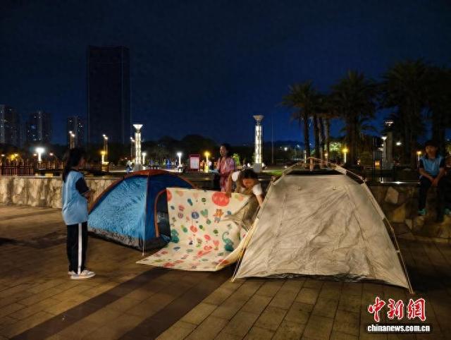 图为民众在柳州市民广场搭起帐篷避险。林馨 摄
