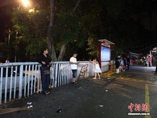5.2地震后，柳州街道上的市民。林馨 摄