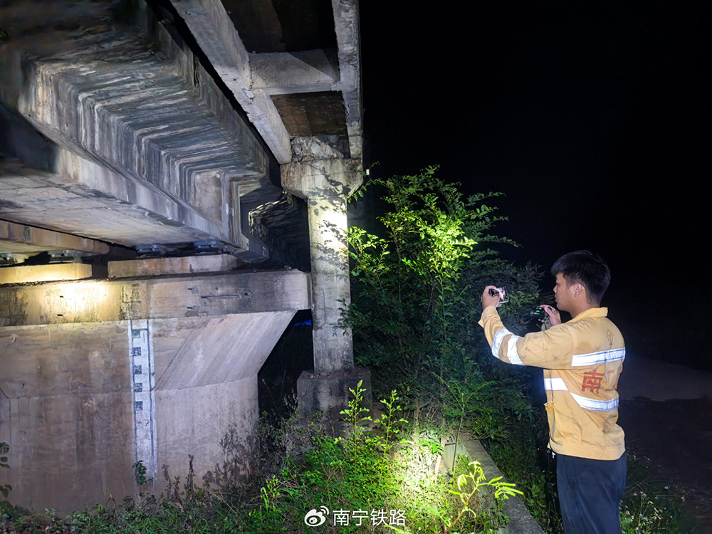 南宁工务段职工对桥梁梁体、桥墩进行检查。