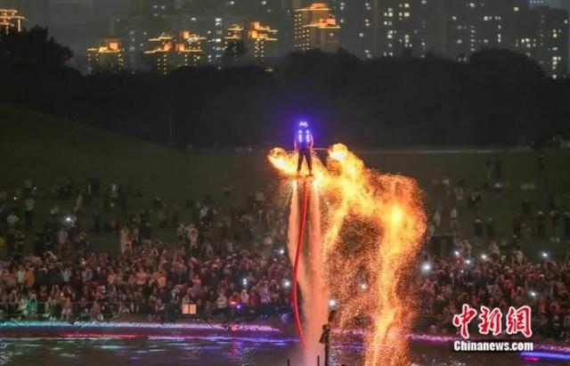 图为在南宁市青秀山风景区，特技演员表演水上火壶。中新社记者 陈冠言 摄