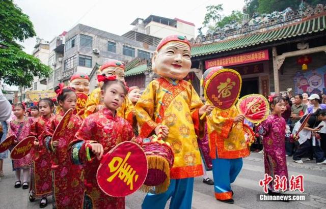 图为“花婆节”民俗活动在广西南宁市邕宁区蒲庙镇热闹上演。陈冠言 摄