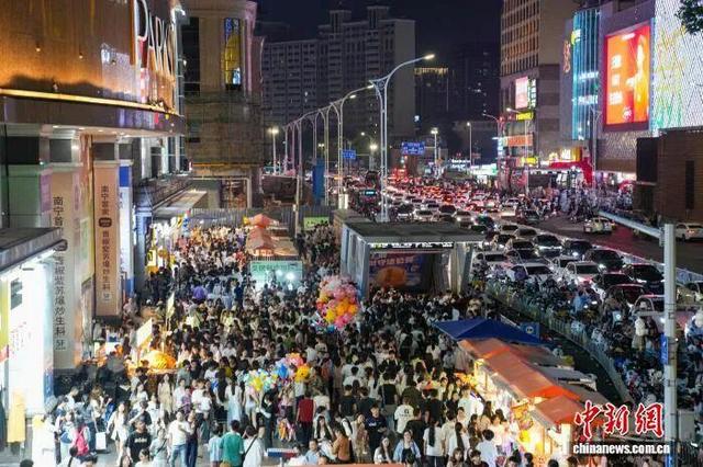 图为广西南宁市夜间经济氛围火热。陈冠言 摄