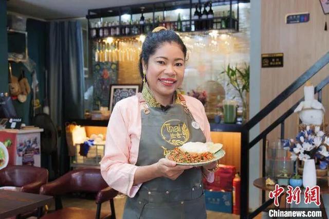 在广西南宁，泰国姑娘欧春菊展示泰国美食。廖章利 摄