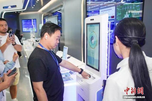 图为在中国—东盟国家人工智能应用合作中心，民众体验AI问诊。陈冠言 摄