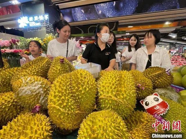 广西南宁民众在超市购买泰国榴莲。陈秋霞 摄