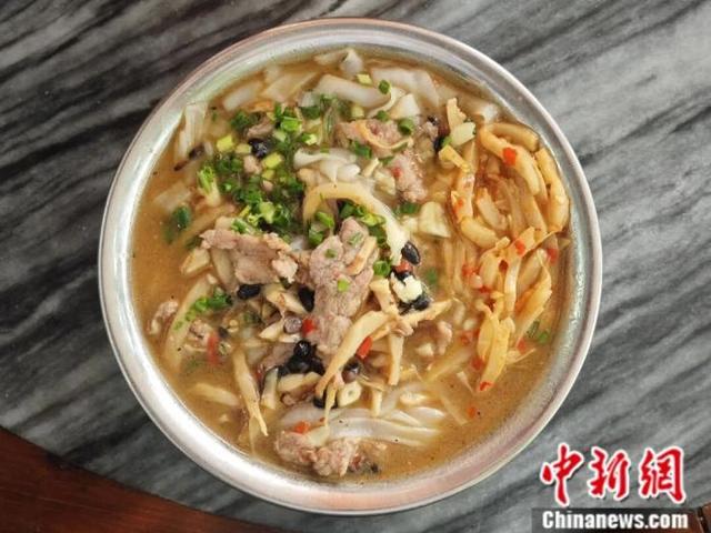 图为老友粉。黄红锦