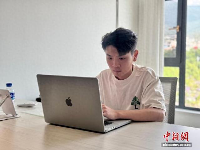 5月19日，刘梓瑜在位于云南省玉溪市新平县的办公室中创作。 罗婕 摄