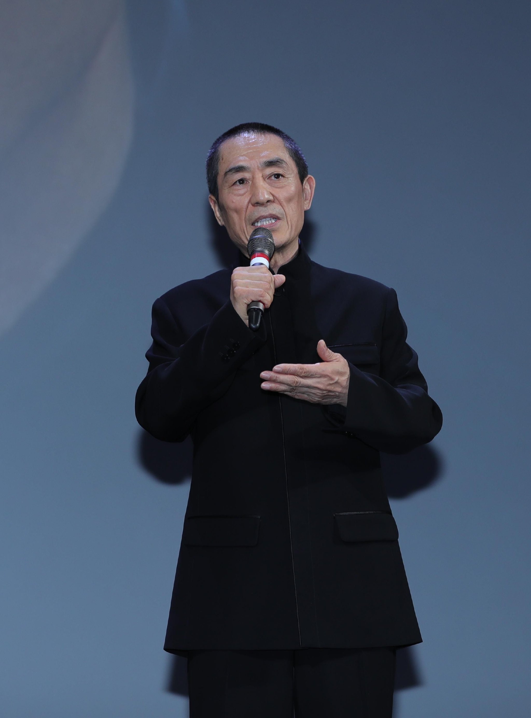 央媒发文，高调官宣张艺谋新身份，全家移民美国改国籍真相大白！