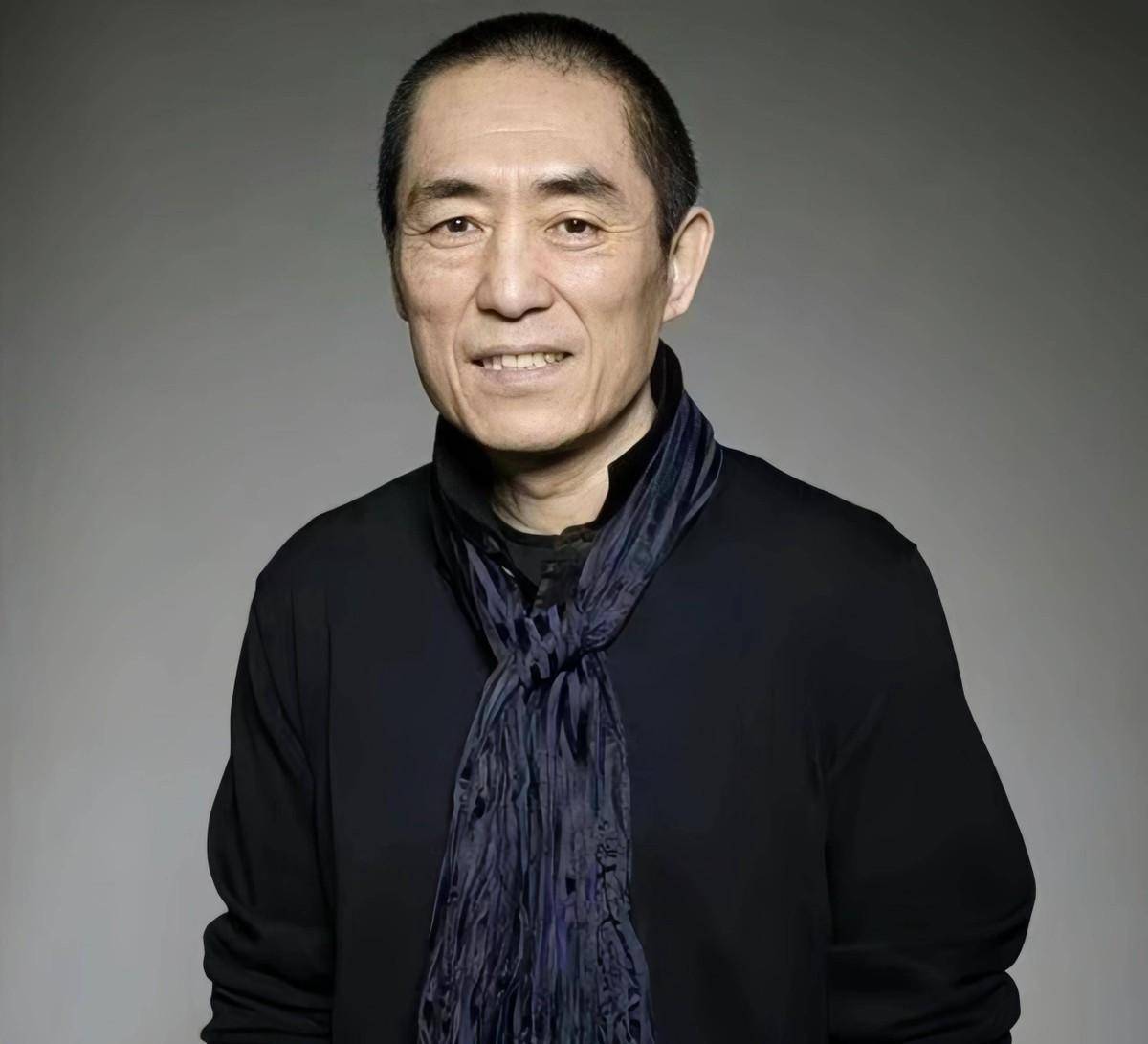 央媒发文，高调官宣张艺谋新身份，全家移民美国改国籍真相大白！