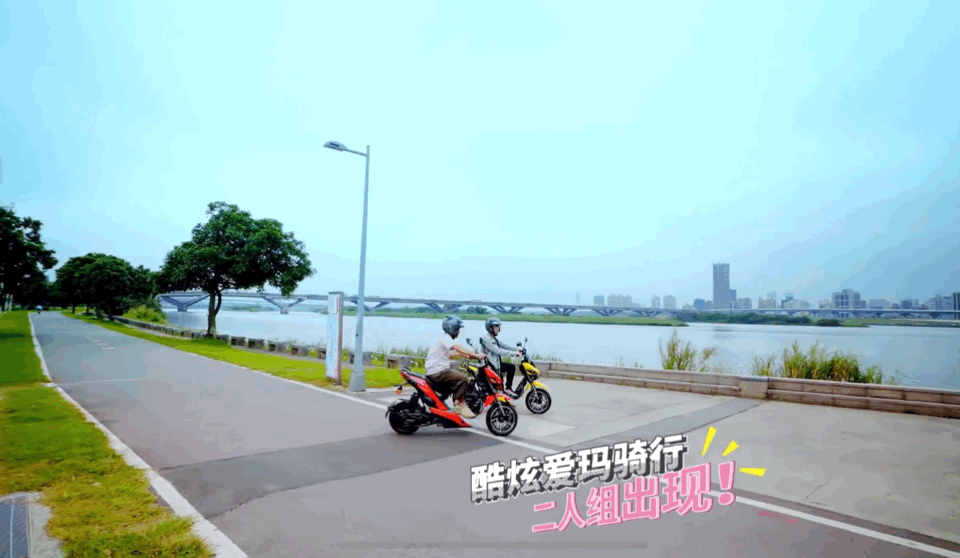 △ 今年上半年周董的综艺《周游记》爱玛电动车也成为了节目中的出行交通工具。