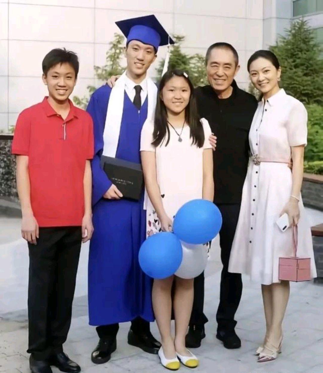 央媒发文，高调官宣张艺谋新身份，全家移民美国改国籍真相大白！
