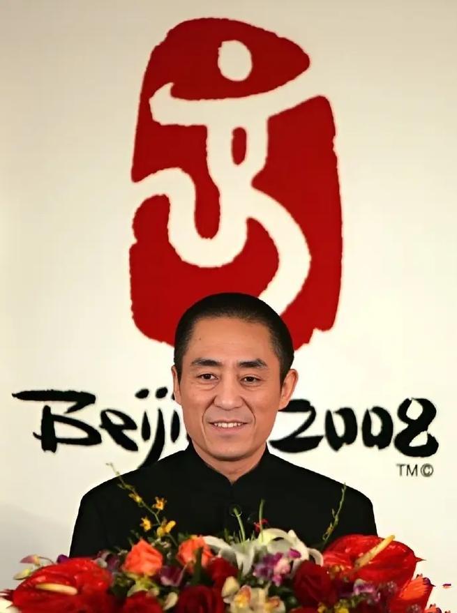 央媒发文，高调官宣张艺谋新身份，全家移民美国改国籍真相大白！