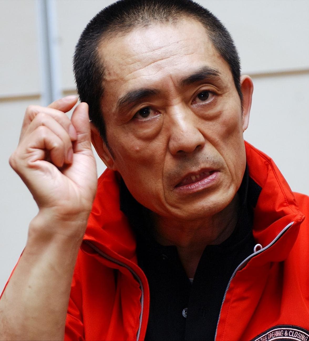 央媒发文，高调官宣张艺谋新身份，全家移民美国改国籍真相大白！