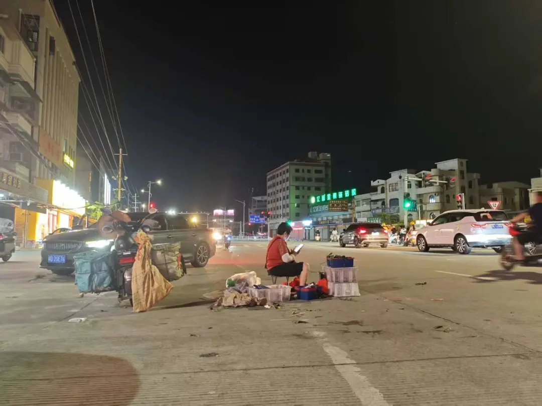 ▲龙海区海澄镇，一名果农晚上8点还在街边卖杨梅 图片来源：红星新闻