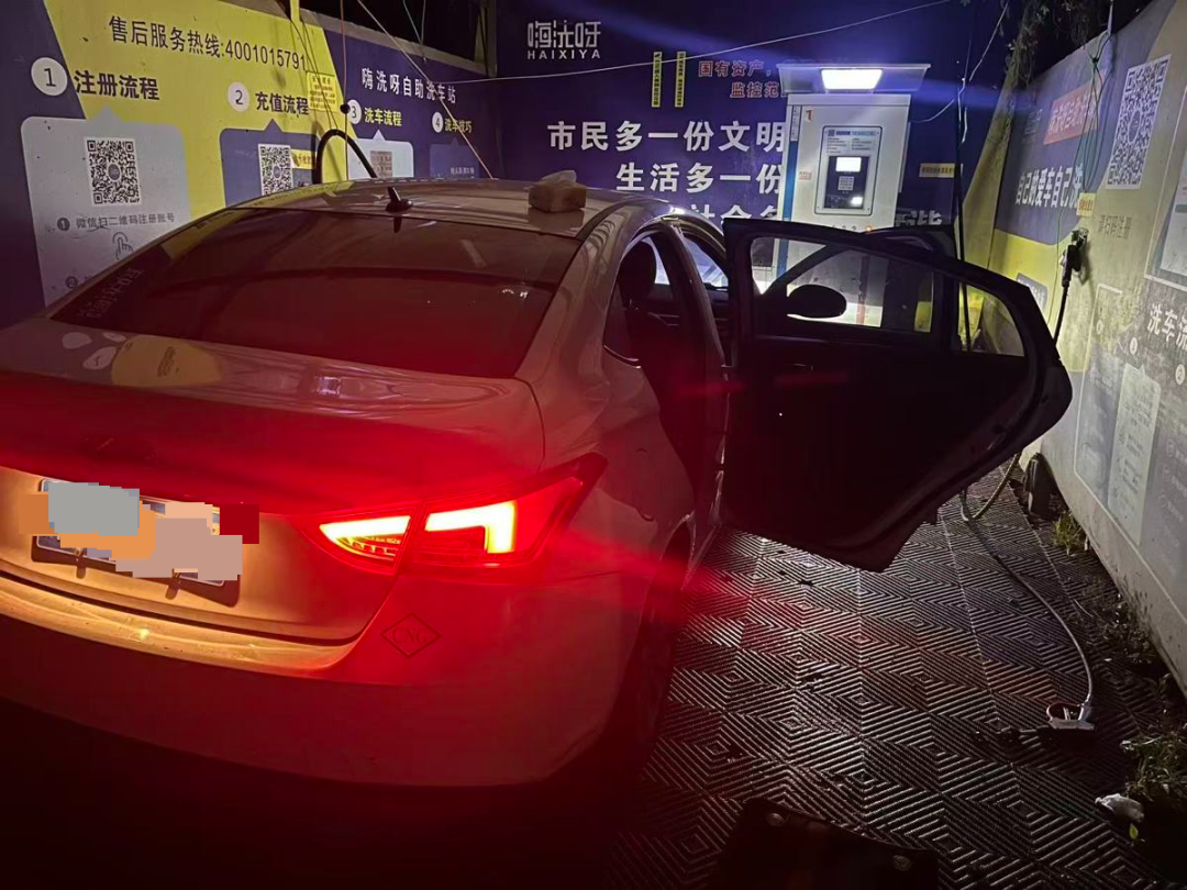 陈师傅在自助洗车处 受访者供图