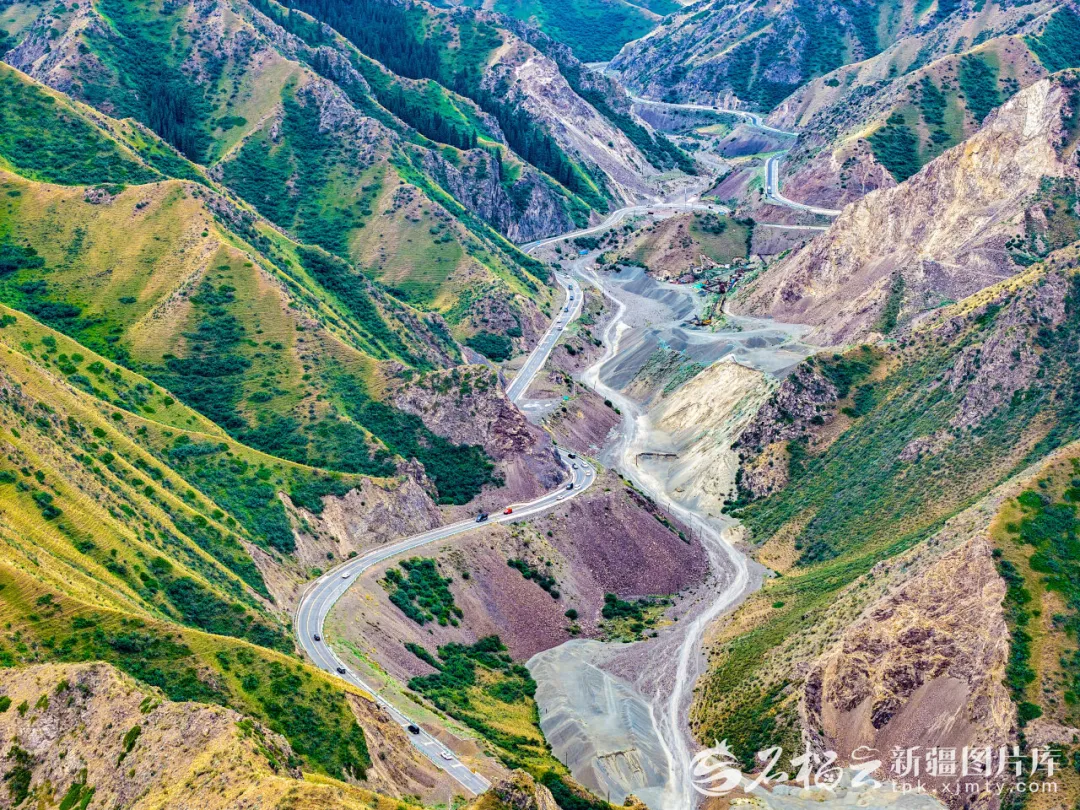 航拍独库公路乌苏驿段（资料图片）。石榴云/新疆日报记者 周鹏摄