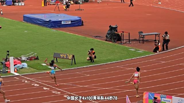 女子4×100米接力决赛,张可依+周铮琳+张倩+陈歆璇组成的队伍44秒78夺冠!|田径|u20田径锦标赛|亚洲|u2|田径锦标赛_新浪体育_新浪新闻