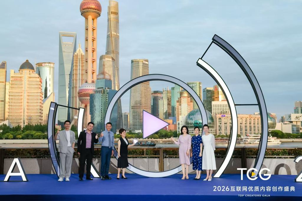 参会嘉宾在现场合影。