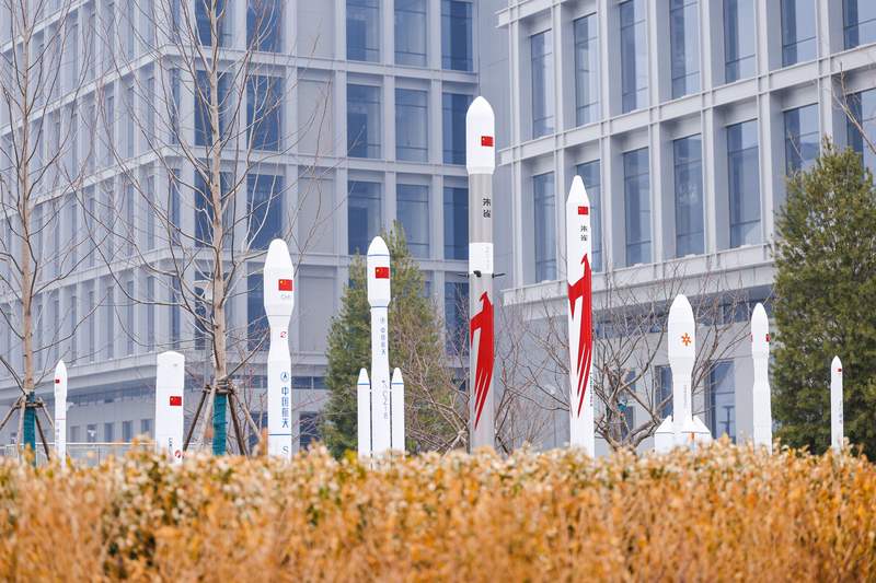 北京火箭大街园区内摆放着各类火箭模型。受访者供图