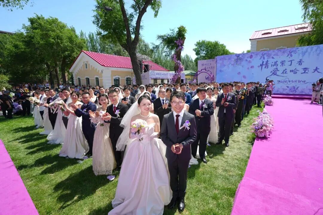 集体婚礼现场。