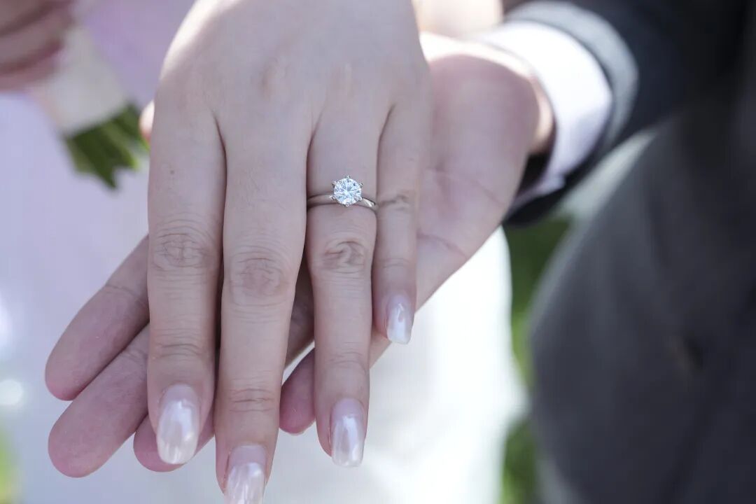 哈工大第十一届博士生集体婚礼上，学校送给每对新人一枚钻戒。新华社记者 王松 摄