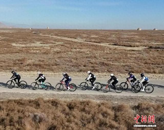 资料图为自行车爱好者在西夏陵景区骑行。中新网记者 于晶 摄