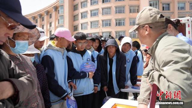 图为工作人员向学生讲解禁毒知识。青海省禁毒办供图