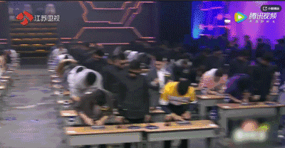 何猷君只用了21秒就率先完成数字华容道